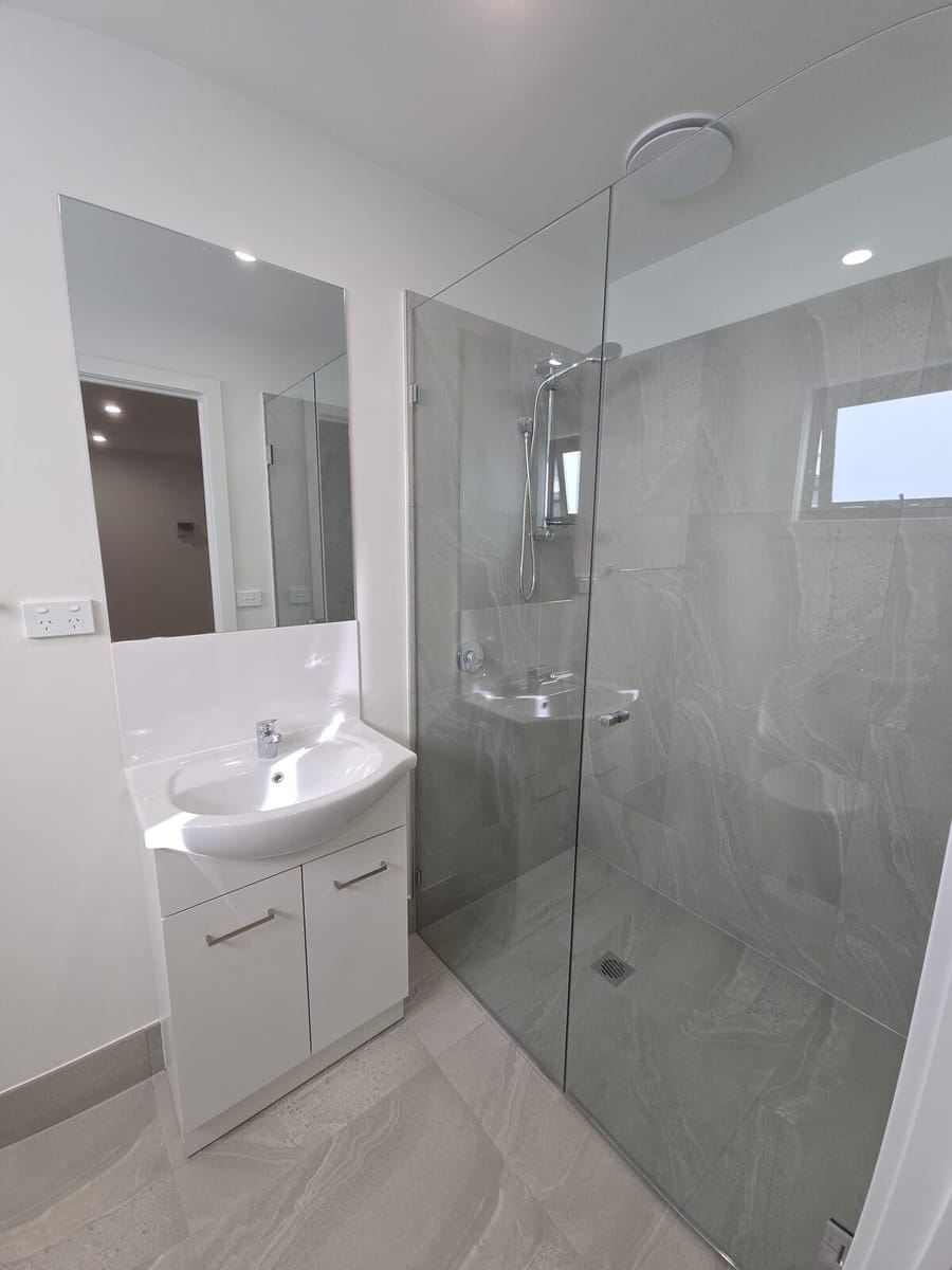 2/4 Wycombe Rise, Hampton Park